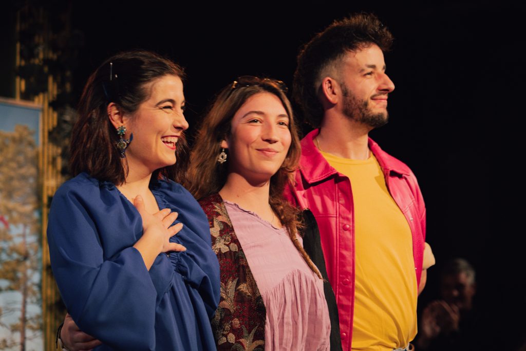 Las actrices y el actor de 'Solo es amor' saludan al término de su actuación en el Teatro Lara. Las actrices y el actor de 'Solo es amor' saludan al término de su actuación en el Teatro Lara.